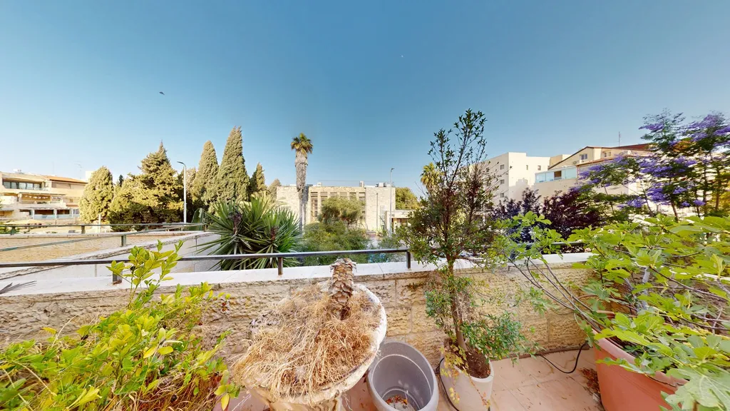  Spacious Renovated Triplex in Arnona